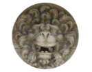 Sculpture d'une tête de lion rugissant.