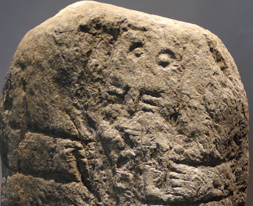 Statue préhistorique anthropomorphe. Un personnage humain est gravé dans un menhir.